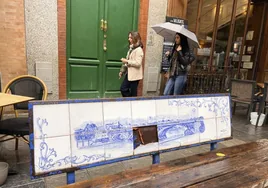 El vandalismo y la falta de mantenimiento se ceba con los bancos de la calle San Jacinto de Sevilla