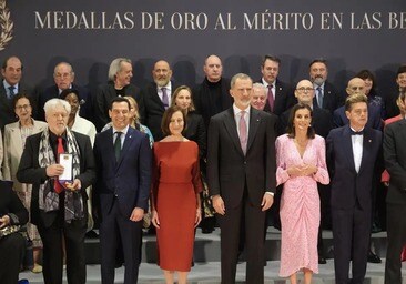 El público se pone en pie con la entrega de la Medalla de Bellas Artes a María Jiménez a título póstumo
