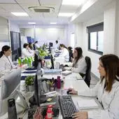 Empleadas en el laboratorio de Best Medical, donde la presencia de mujeres es mayoritaria