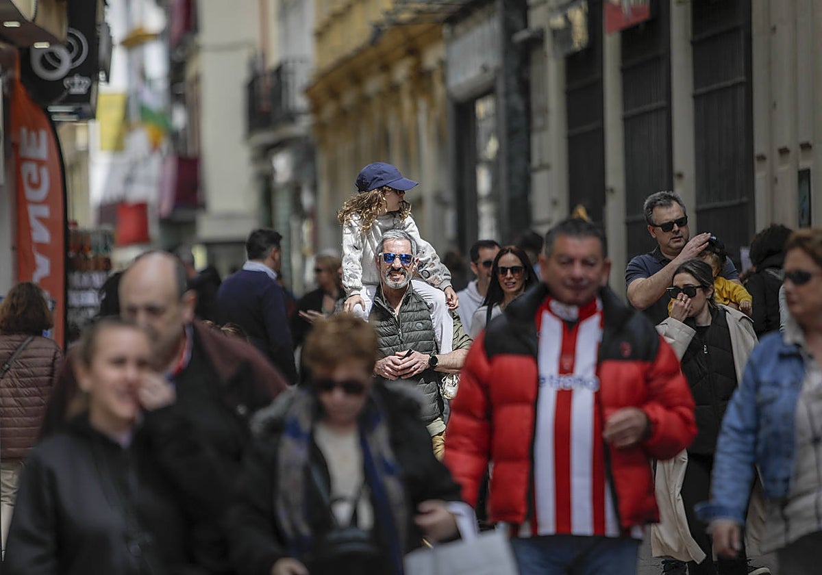 Aficionados del Athletic Club de Bilbao en las calles de Sevilla