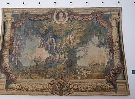 Imagen secundaria 1 - Arriba, una imagen de una de las nuevas salas expositivas abiertas gracias a la restauración del claustro de Legos en el monasterio de la Cartuja, Sobre estas líneas, una de las sargas de Bacarisas con las que se ha inaugurado el espacio y a la derecha una vista general de otra de las salas