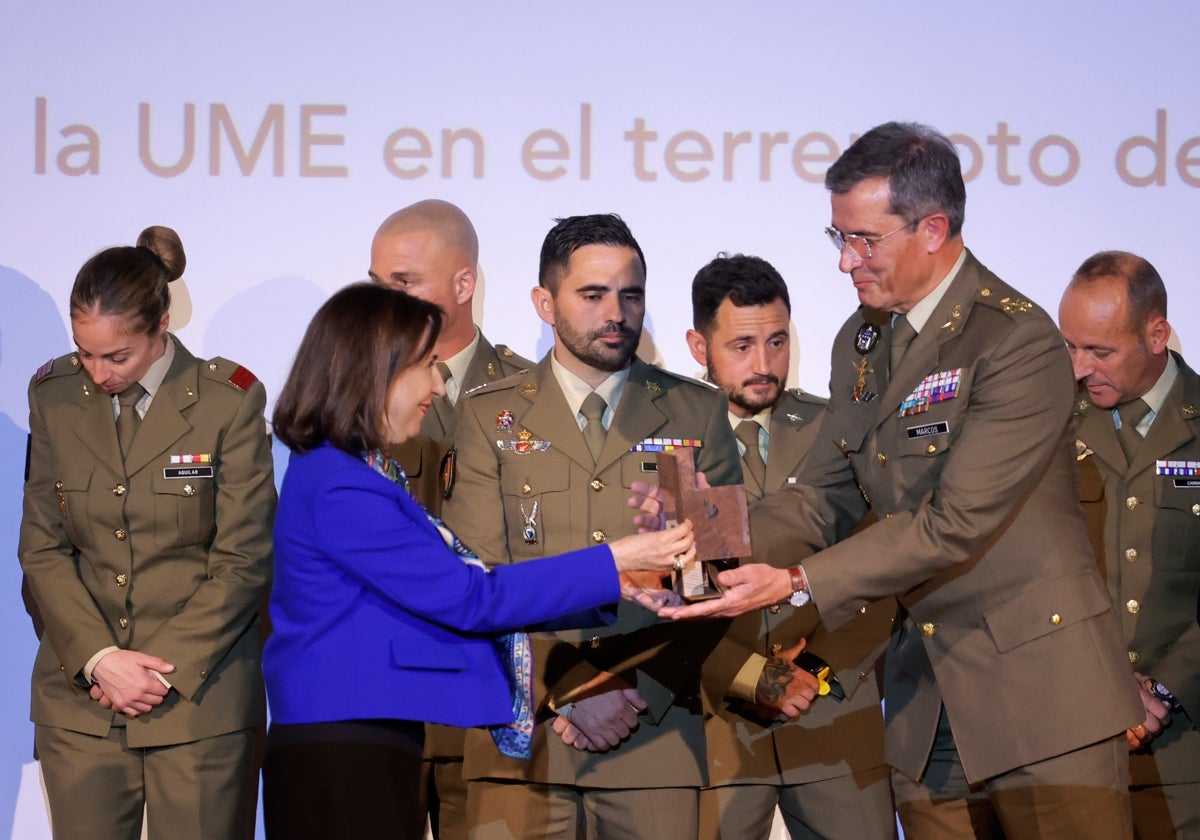 Margarita Robles, ministra de Defensa, entrega el premio a miembros de la UME