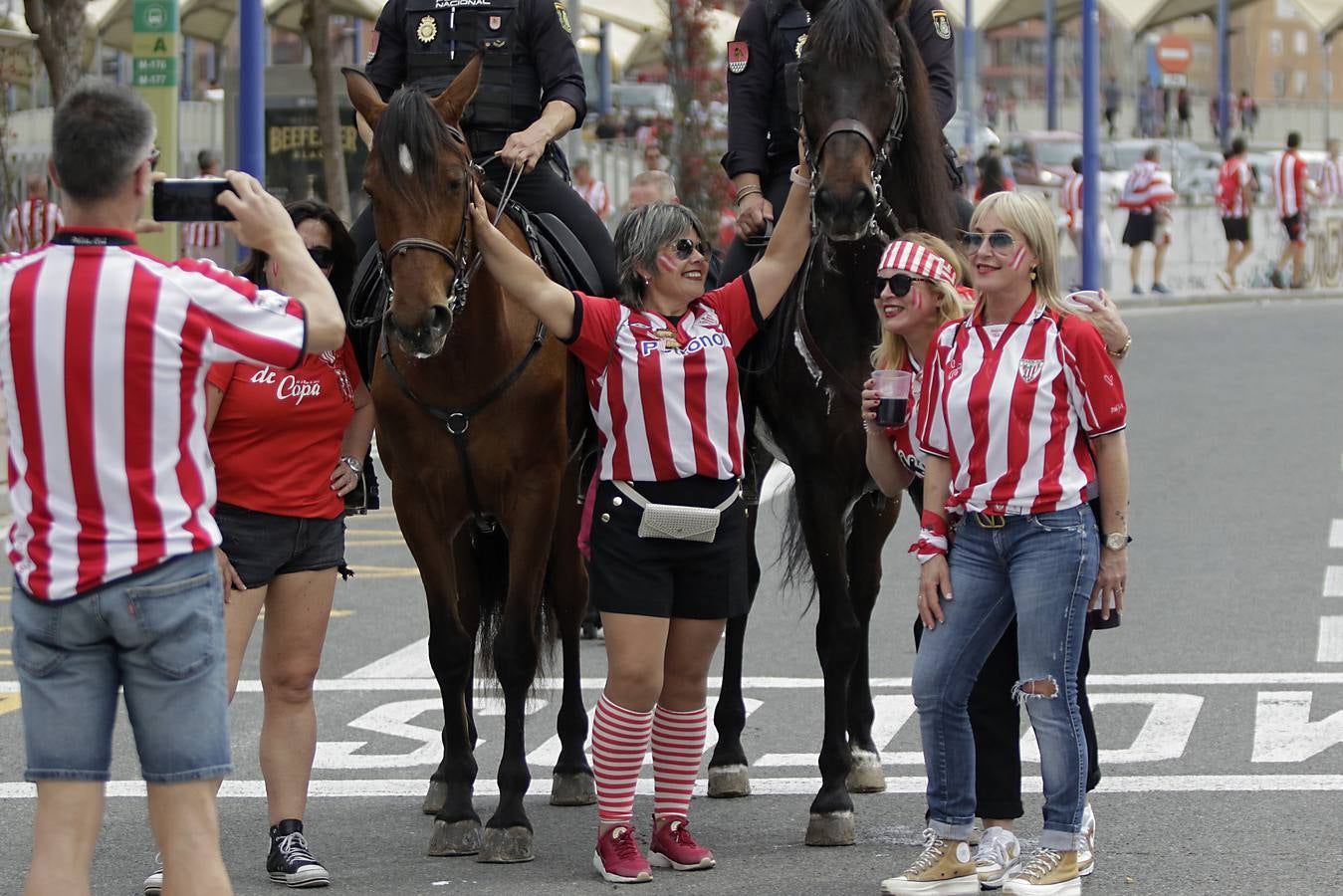Miles de aficionados del Athletic de Bilbao por las calles de Sevilla para la final de Copa del Rey 