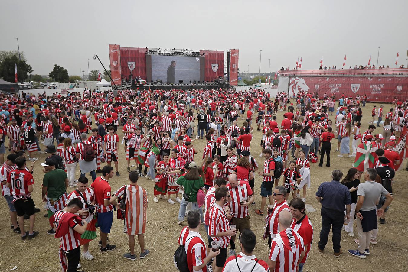 Miles de aficionados del Athletic de Bilbao por las calles de Sevilla para la final de Copa del Rey 