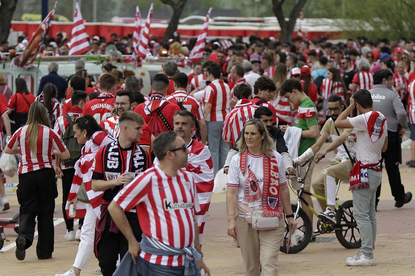 Miles de aficionados del Athletic de Bilbao por las calles de Sevilla para la final de Copa del Rey 