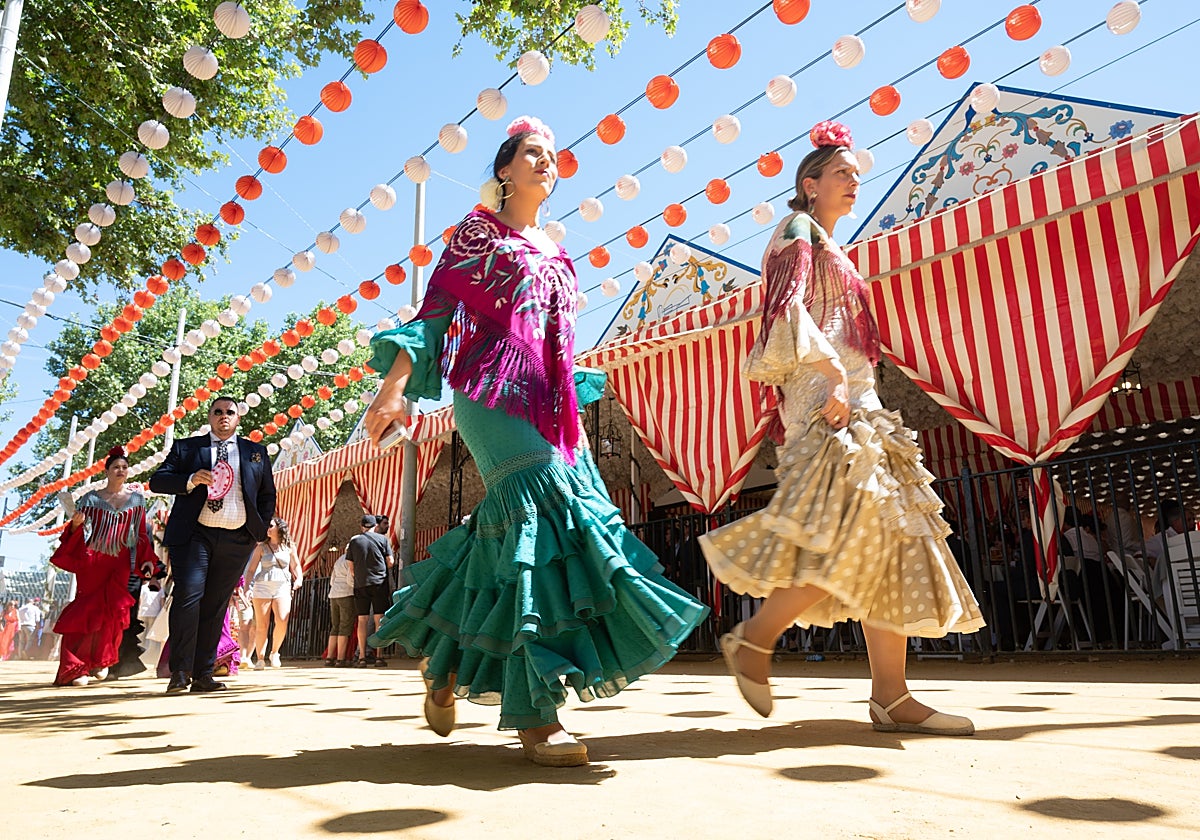 Ambiente en una de las calles del Real de la Feria de Abril de Sevilla de año pasado