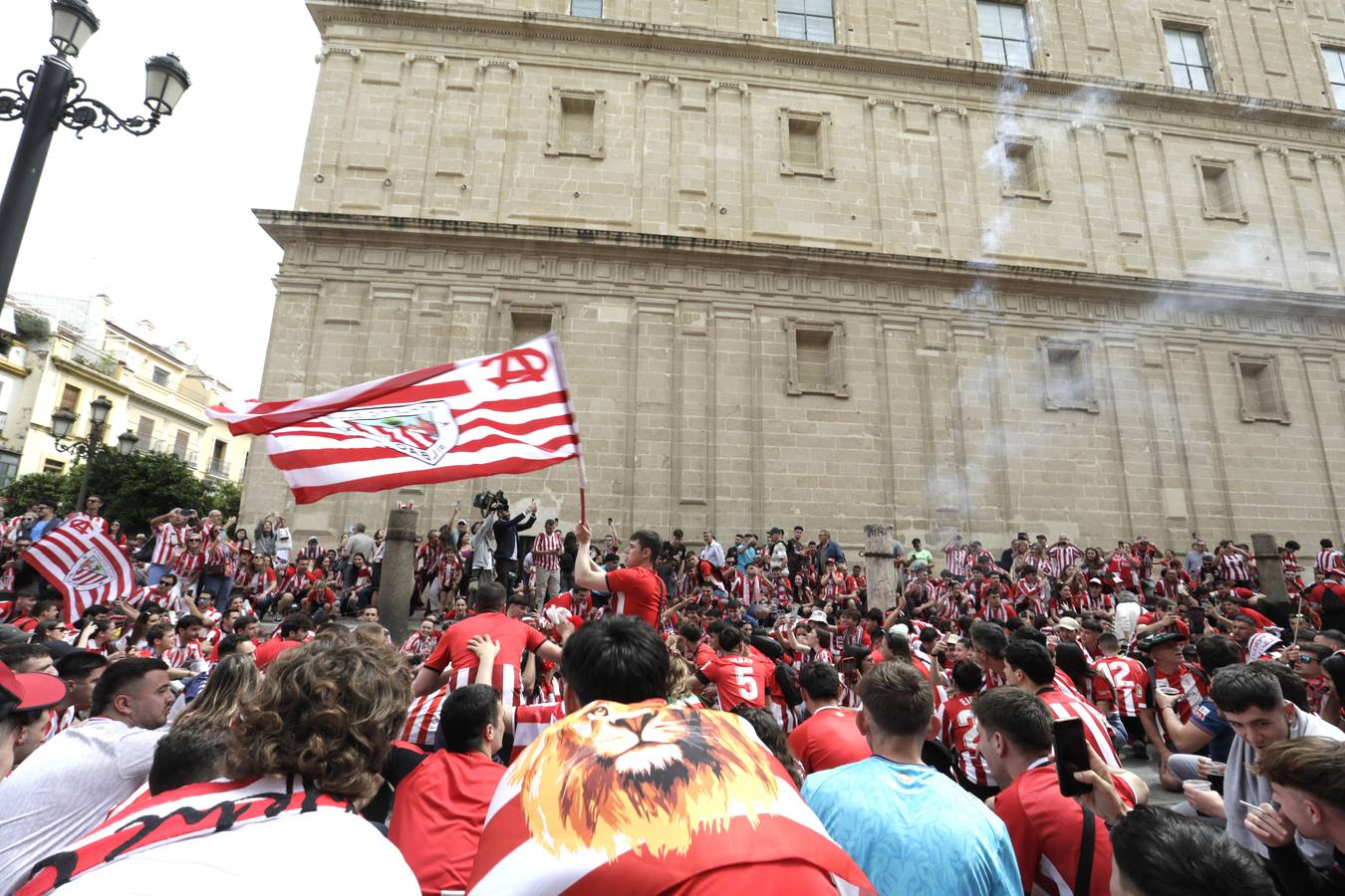 Miles de aficionados del Athletic de Bilbao por las calles de Sevilla para la final de Copa del Rey 