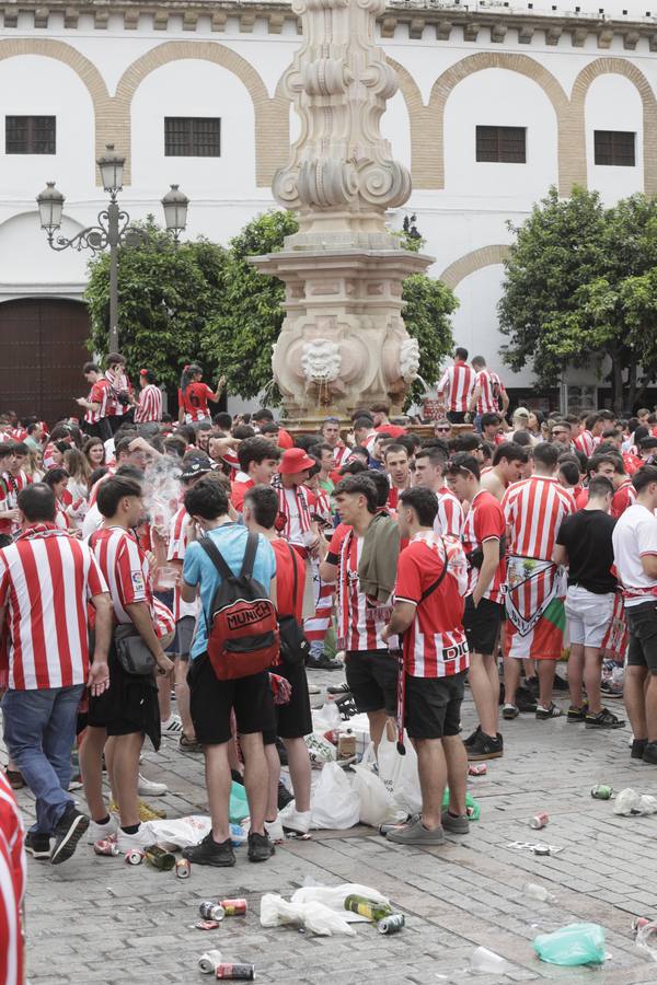 Miles de aficionados del Athletic de Bilbao por las calles de Sevilla para la final de Copa del Rey 