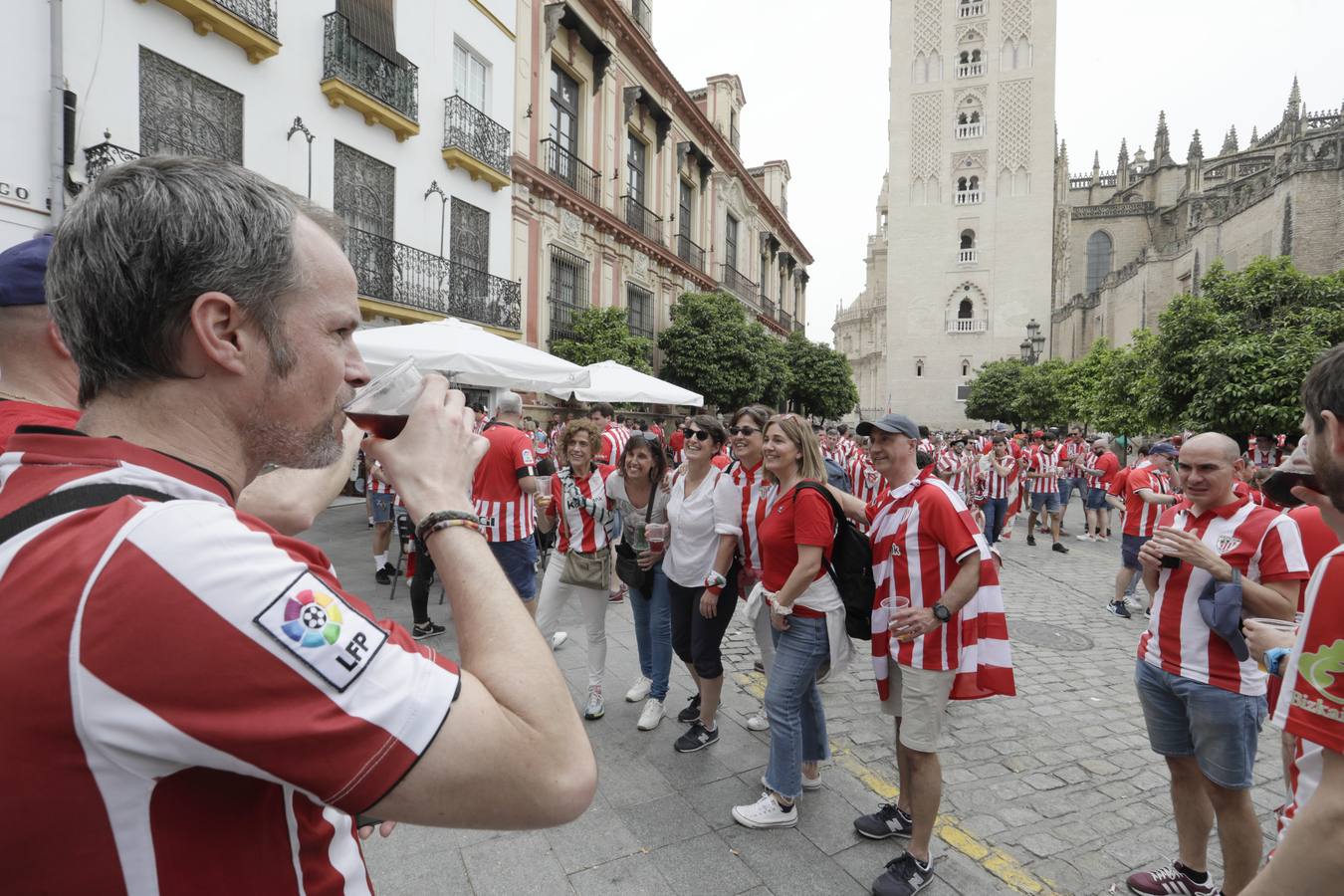 Miles de aficionados del Athletic de Bilbao por las calles de Sevilla para la final de Copa del Rey 