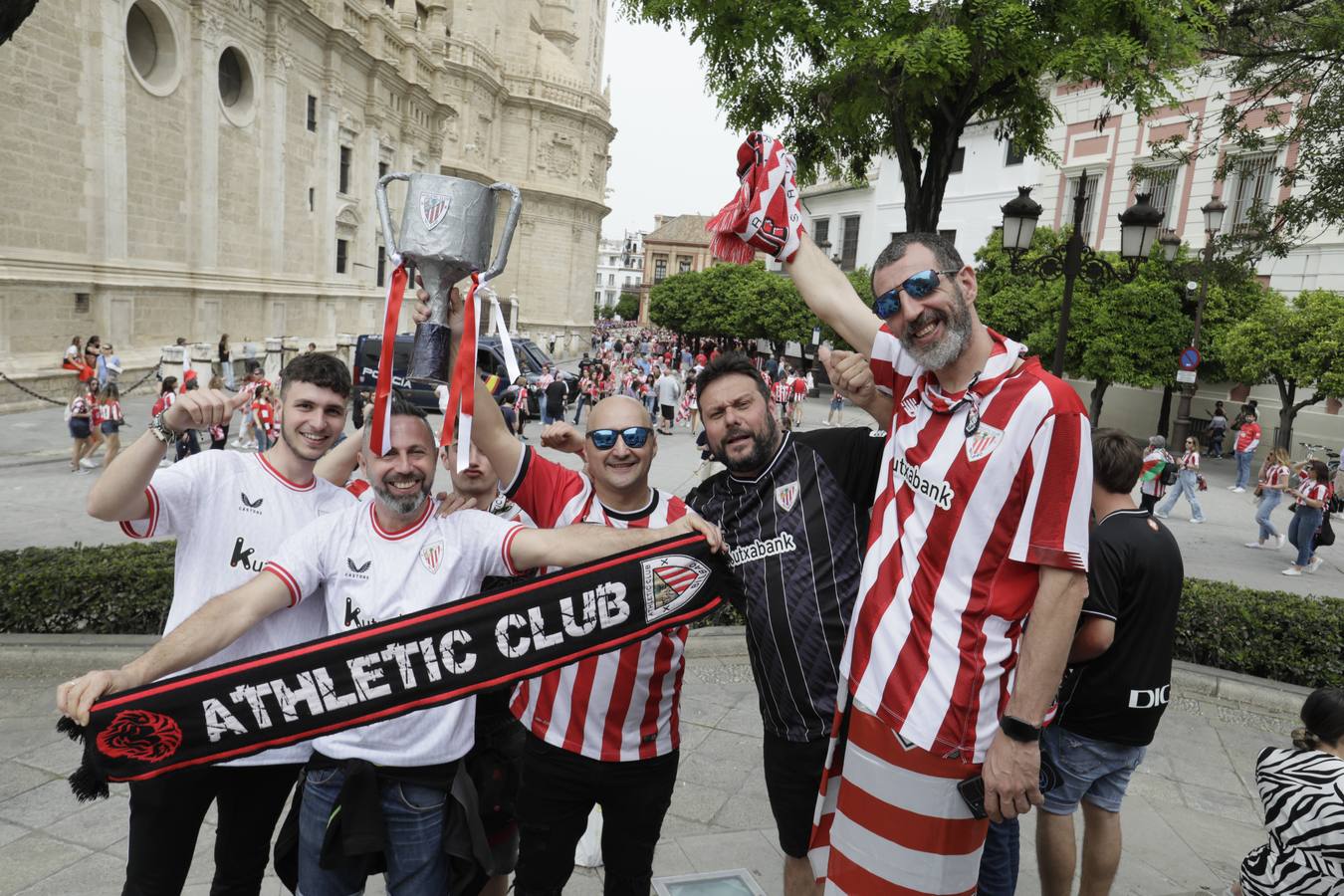 Miles de aficionados del Athletic de Bilbao por las calles de Sevilla para la final de Copa del Rey 