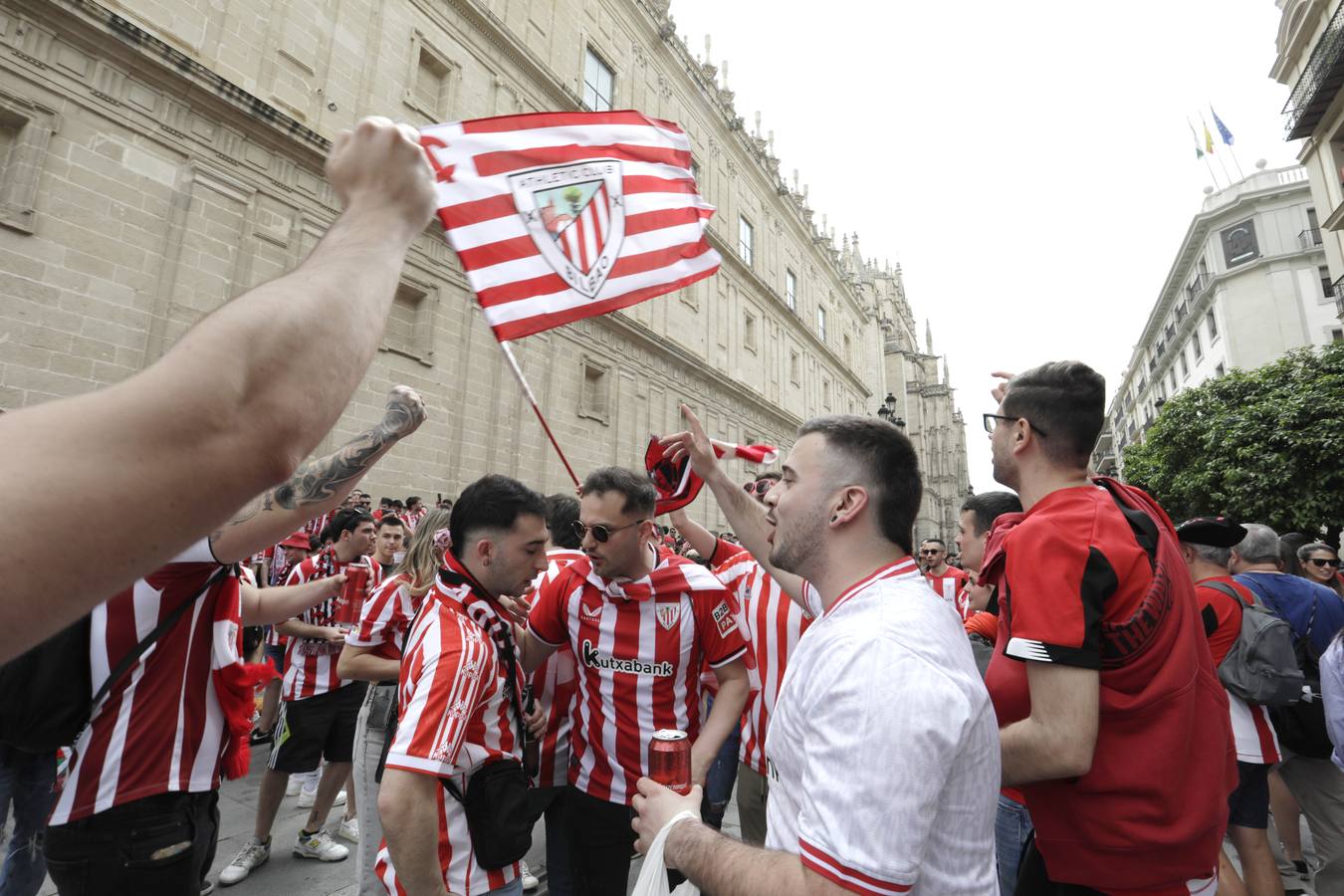 Miles de aficionados del Athletic de Bilbao por las calles de Sevilla para la final de Copa del Rey 