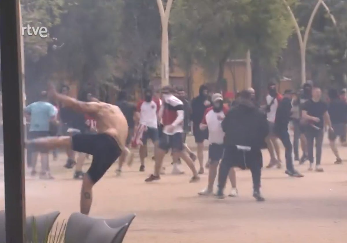 En vídeo: pelea entre ultras del Mallorca y el Athletic de Bilbao en la Alameda de Sevilla antes de la final de Copa del Rey