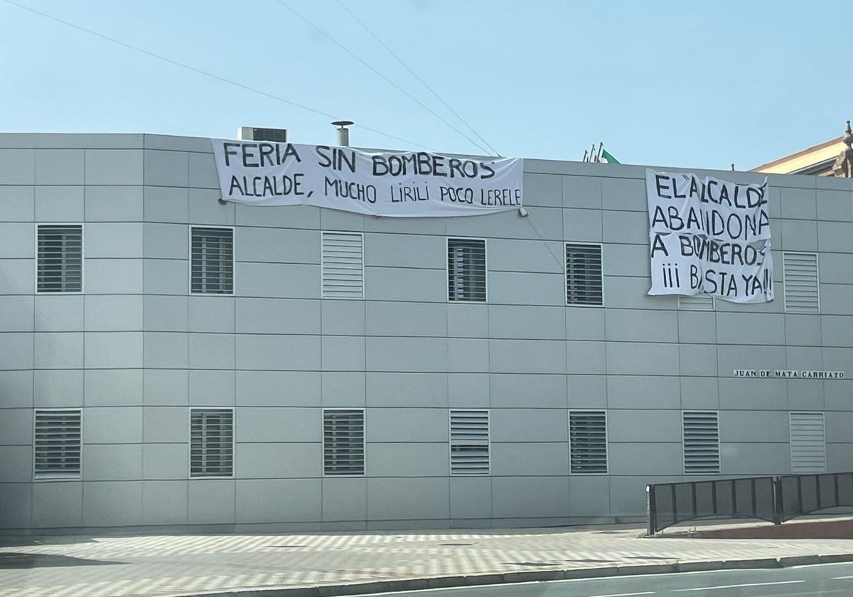 Imagen con algunos carteles en la calle Juan de Mata Carriazo