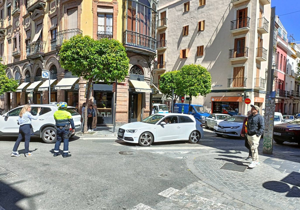 Atasco de coches en la confluencia de las calles Castelar, Harinas y García de Vinuesa con Arfe