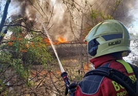 Arde un catamarán en el río y provoca un apagón en Gelves