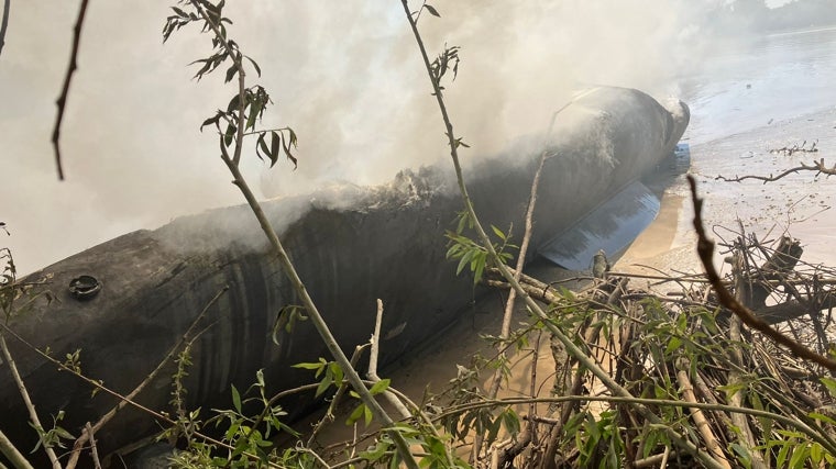 Así ha quedado la embarcación tras el incendio que ha durado varias horas