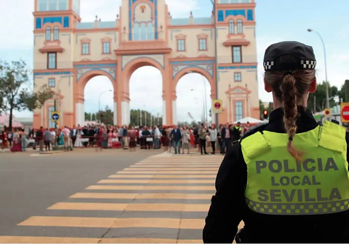 Policía Local de Sevilla frente a la portada de la Feria de Abril
