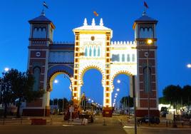 La portada de la Feria de Abril de Sevilla ultima las pruebas para el alumbrado de las 25.000 bombillas de este año