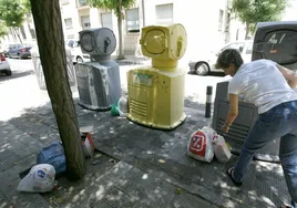Los vecinos de Pino Montano suspende la recogida neumática de la basura que defiende el PSOE