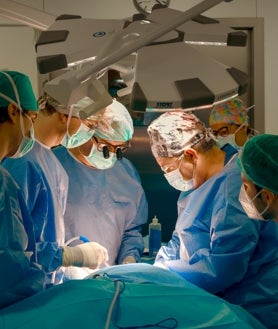 Imagen secundaria 2 - Las cirugías que realizan los profesionales de la Unidad de Traumatología del Virgen del Rocío son a menudo complejas y algunas se prolongan durante más de 15 horas, especialmente las oncológicas que implican la resección de vértebras como la de las imágenes