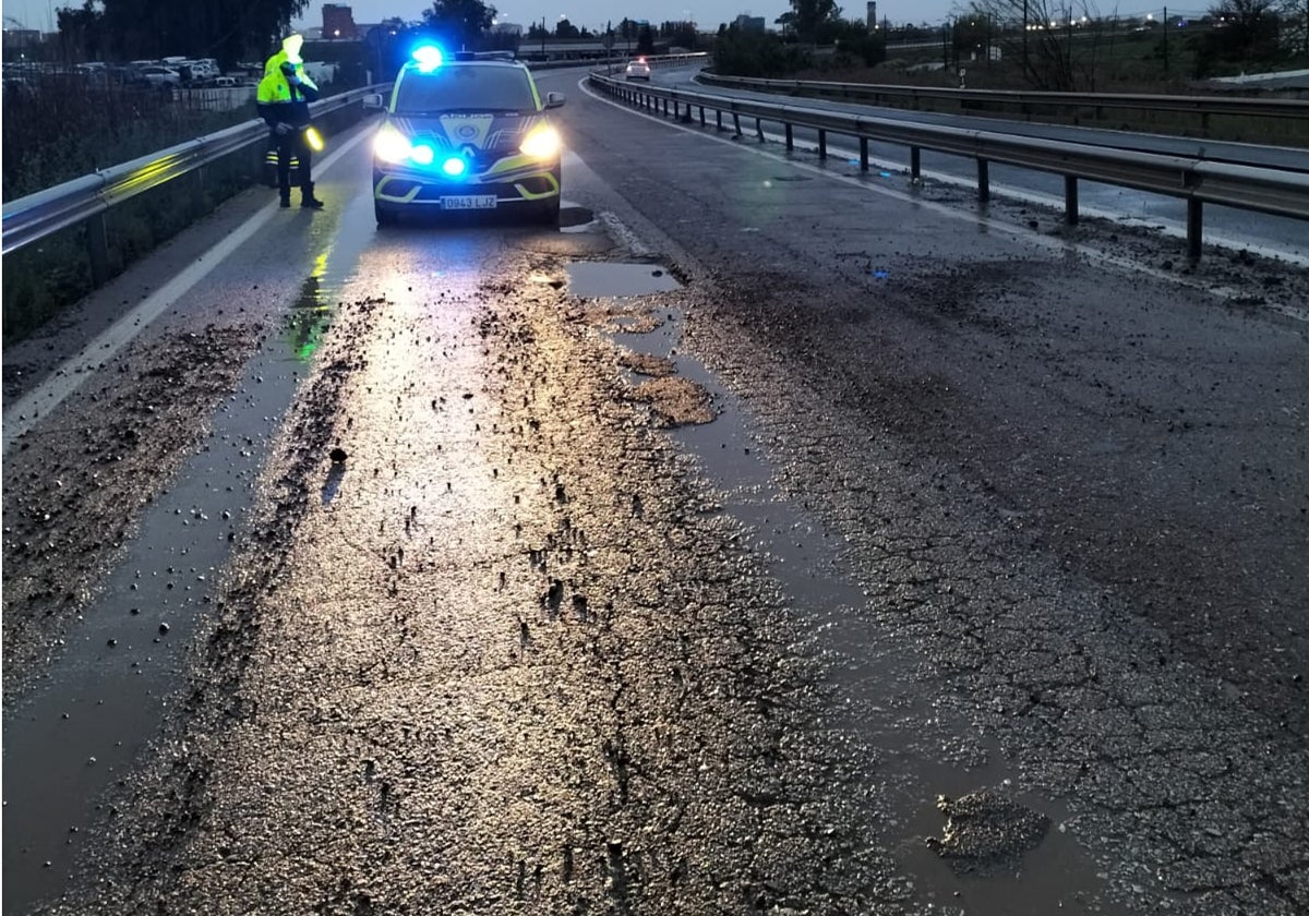 Un patrullero de la Policía Local en la carretera SE-20