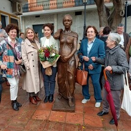 Con ramo de flores, Constanza Gavira, autora de la escultura