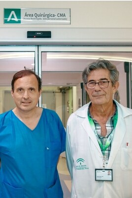 Aurora Aranda, supervisora de Enfermería de Traumatología, junto con los cirujanos José María López Puerta y Pedro Cano