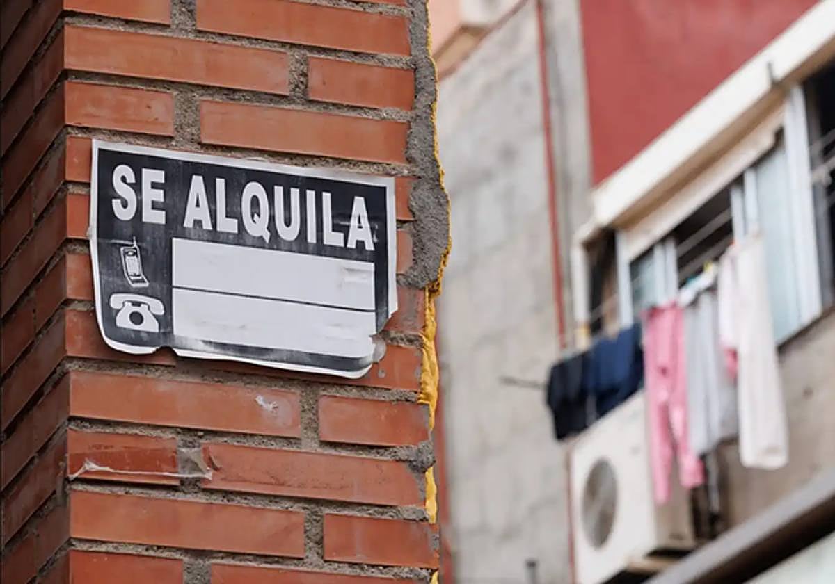 Un cartel de 'Se alquila' en un bloque de pisos