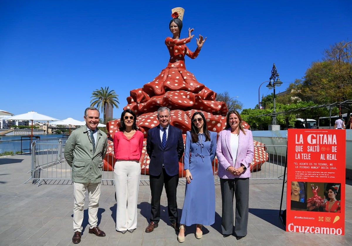 María Ruiz Sanguino, Carmen Ponce, José Luis Sanz, Angie Moreno y Juan Bueno ante la gitana de Cruzcampo