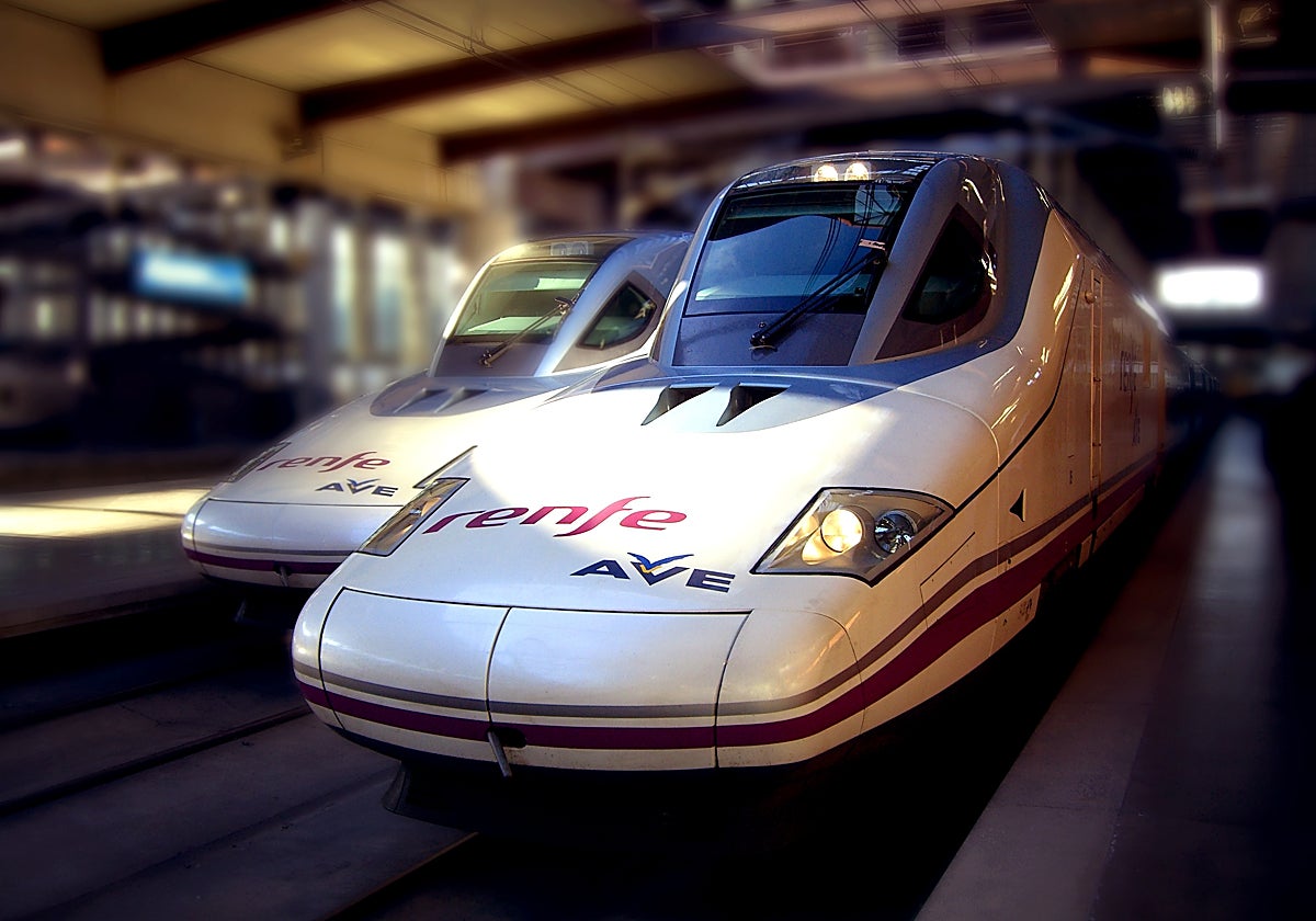 Imágenes de dos trenes AVE de Renfe