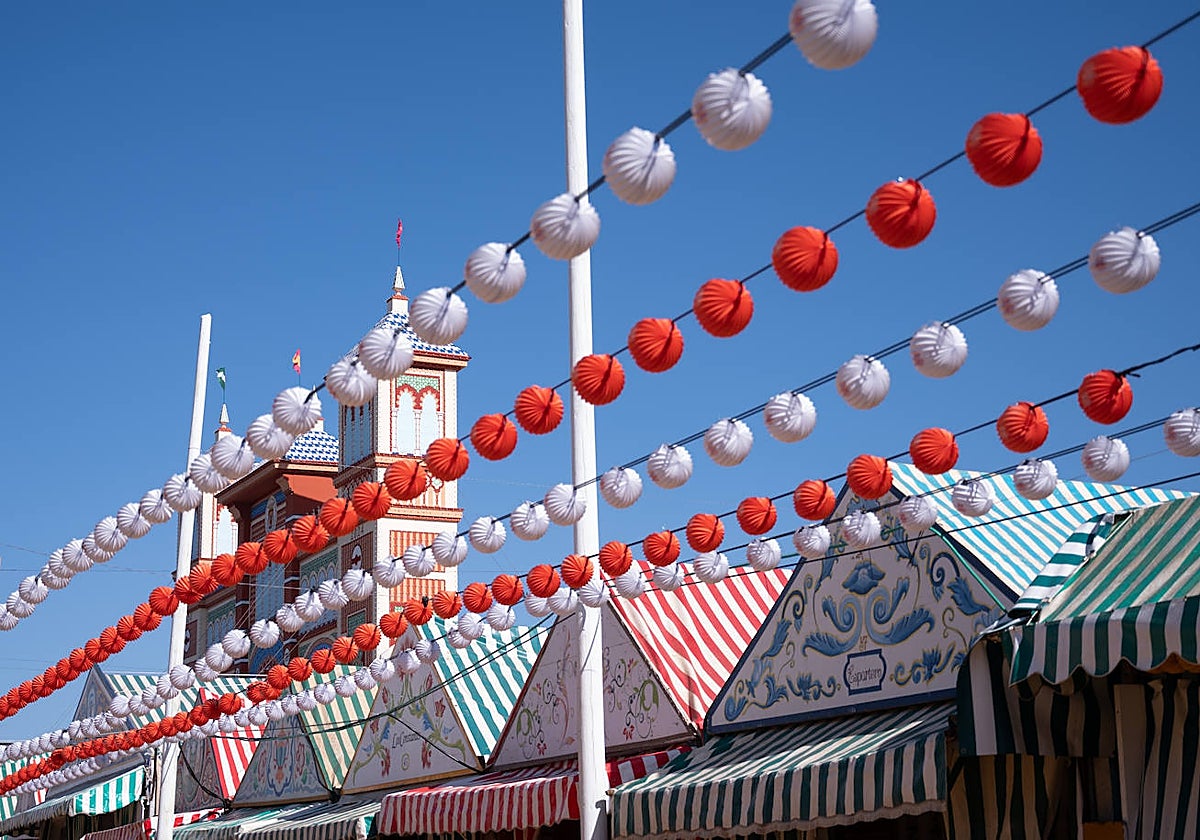 El real de la Feria de Sevilla con los farolillos y la portada al fondo