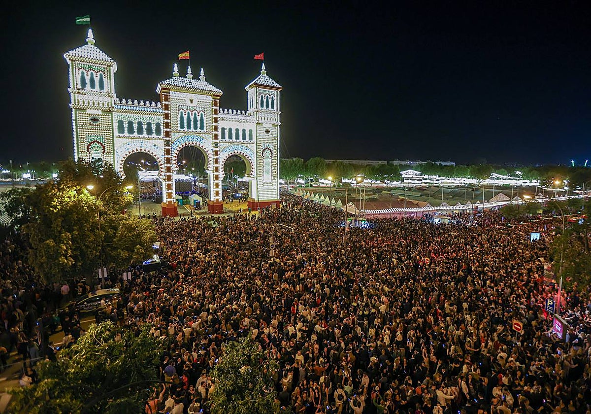 Imagen de la portada iluminada que da inicio a la Feria de Abril 2024