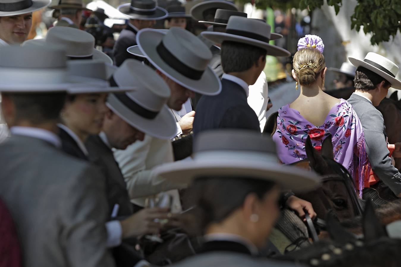 Ambiente durante el lunes en la Feria de Sevilla de 2024