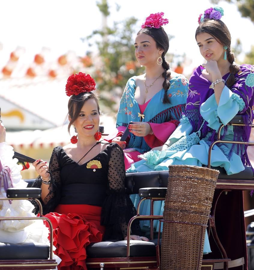 Ambiente durante el lunes en la Feria de Sevilla de 2024