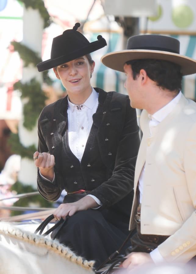 Ambiente durante el lunes en la Feria de Sevilla de 2024