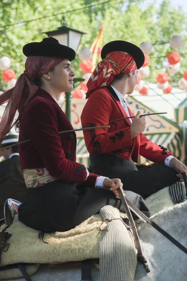 Ambiente durante el lunes en la Feria de Sevilla de 2024