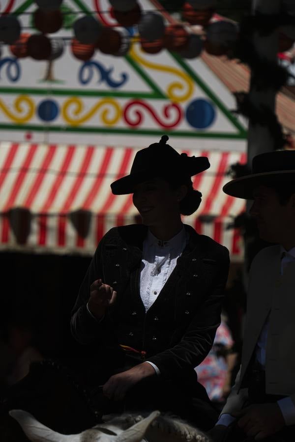 Ambiente durante el lunes en la Feria de Sevilla de 2024