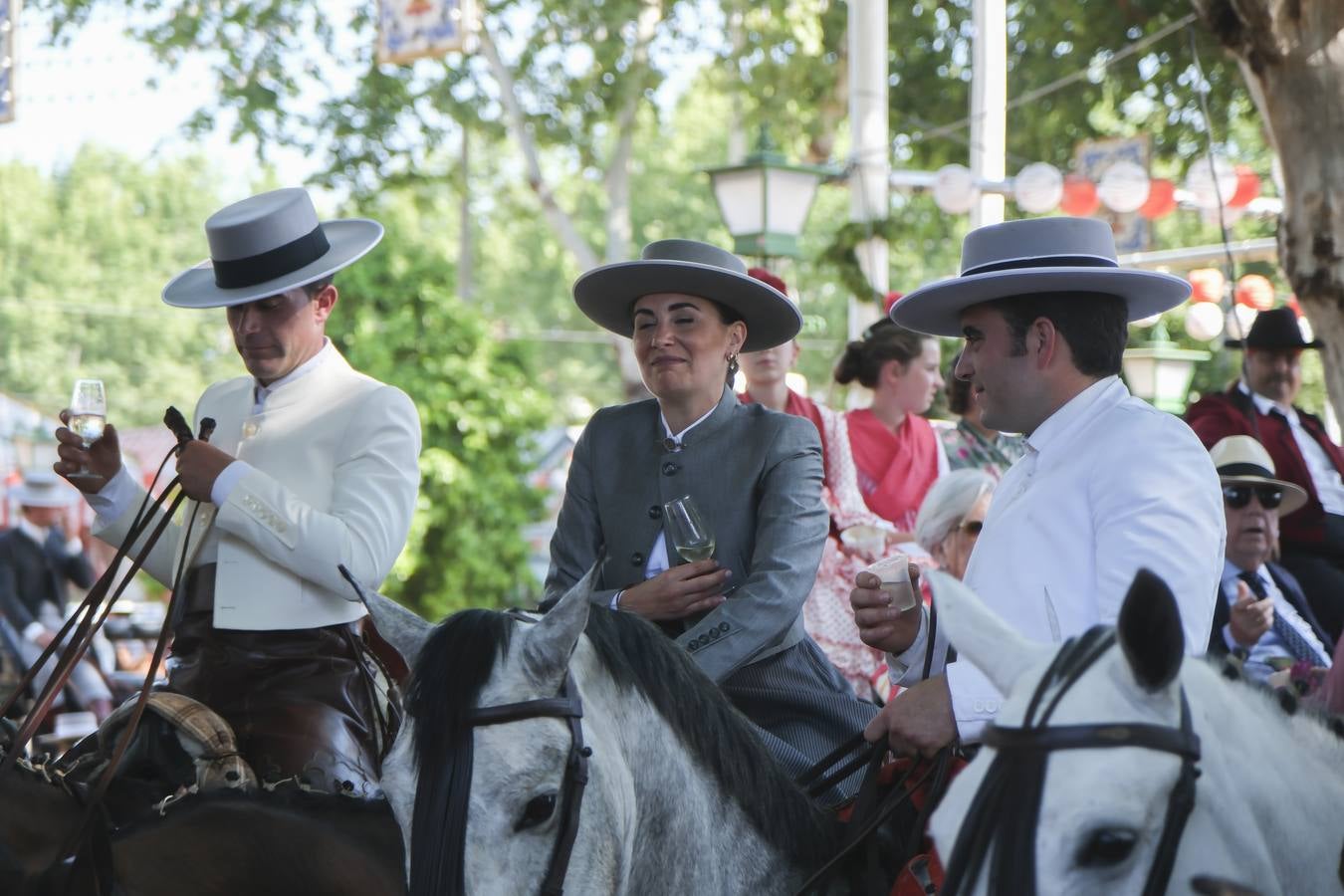 Ambiente durante el lunes en la Feria de Sevilla de 2024