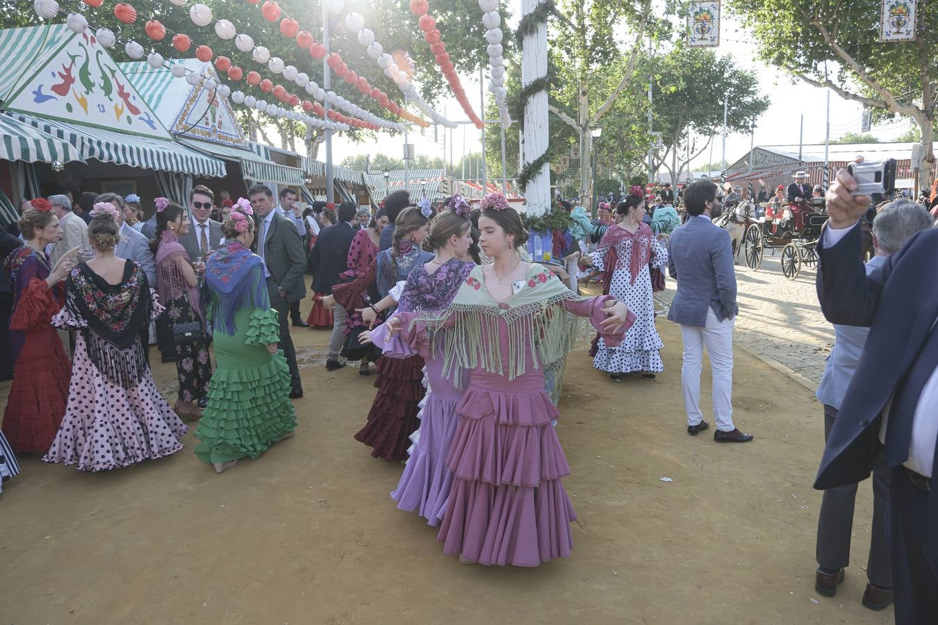 Ambiente durante el lunes en la Feria de Sevilla de 2024
