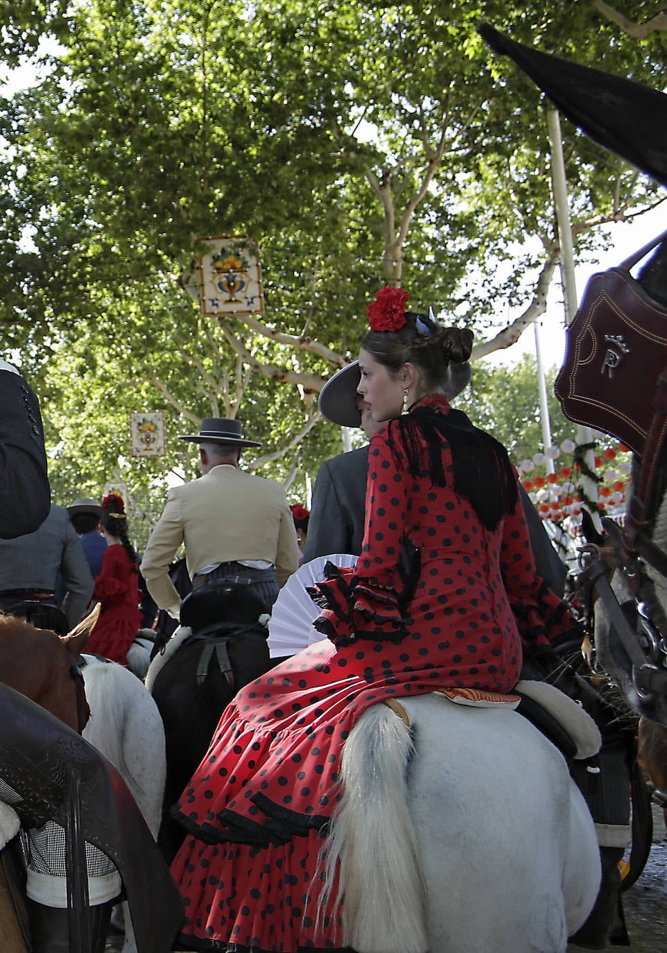 Ambiente durante el lunes en la Feria de Sevilla de 2024