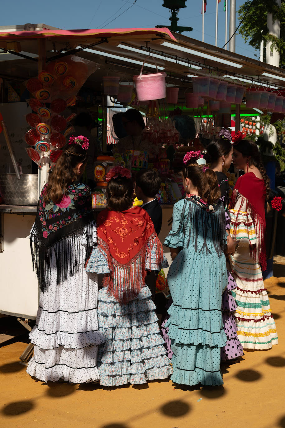 Ambiente durante el lunes en la Feria de Sevilla de 2024