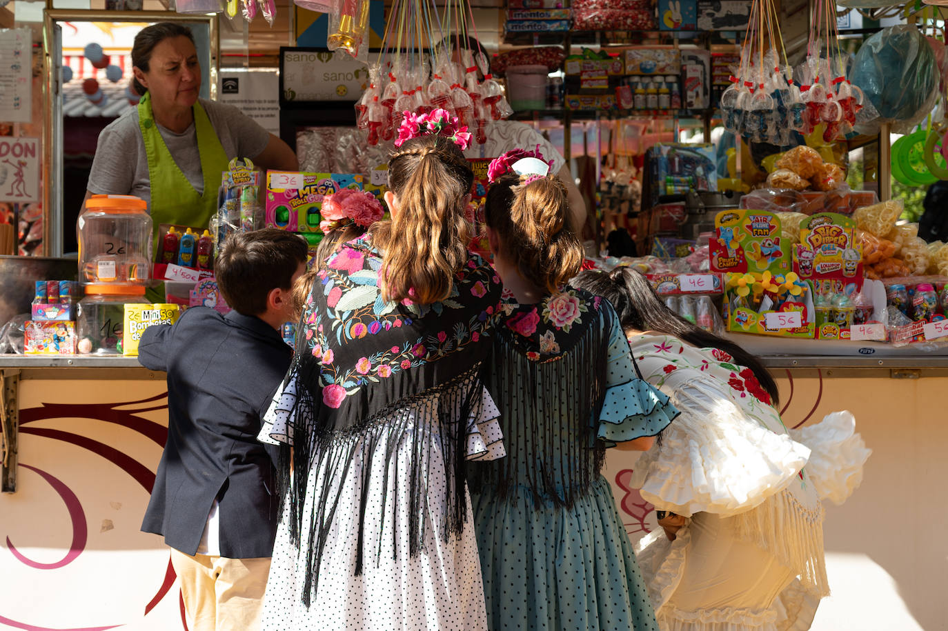 Ambiente durante el lunes en la Feria de Sevilla de 2024
