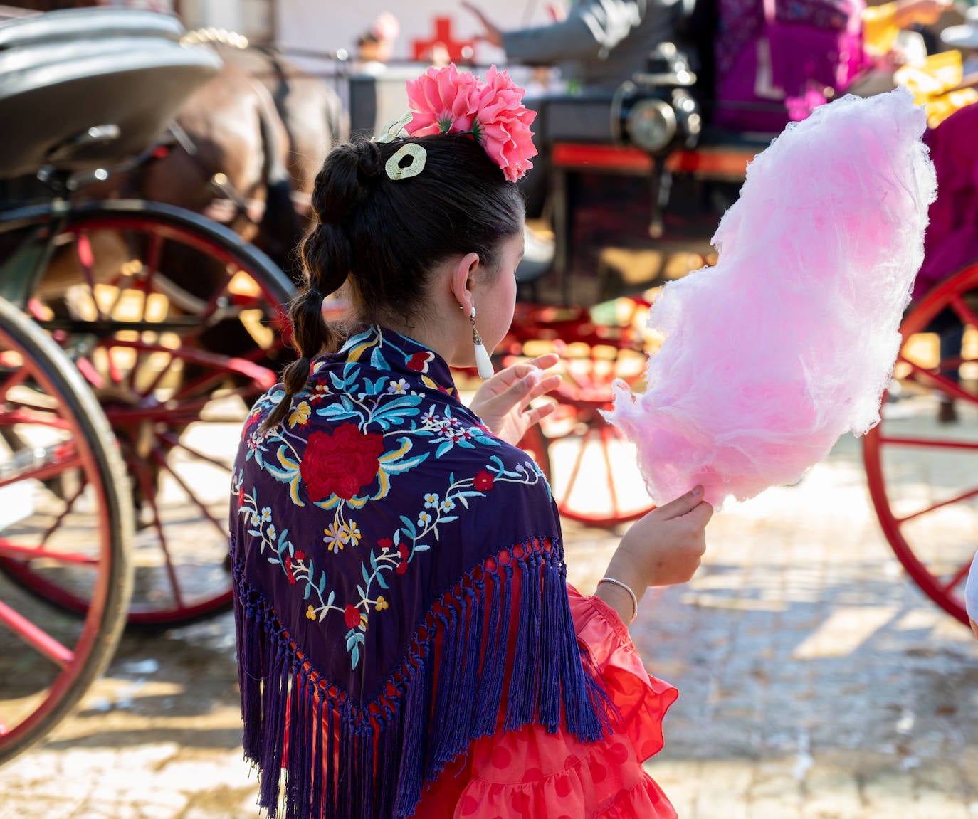 Ambiente durante el lunes en la Feria de Sevilla de 2024