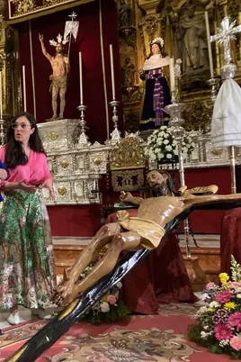 El Cristo tras su restauración, siendo contemplado por la alcaldesa de Écija, Silvia Heredia, y la restauradora