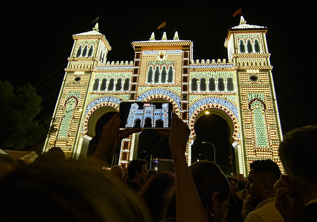 Encendido de la portada del real de la Feria