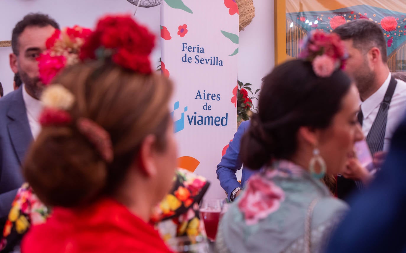 Lunes de recepciones en las casetas de la Feria de Abril de Sevilla, en  imágenes