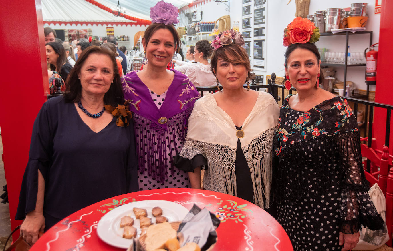 Lunes de recepciones en las casetas de la Feria de Abril de Sevilla, en  imágenes