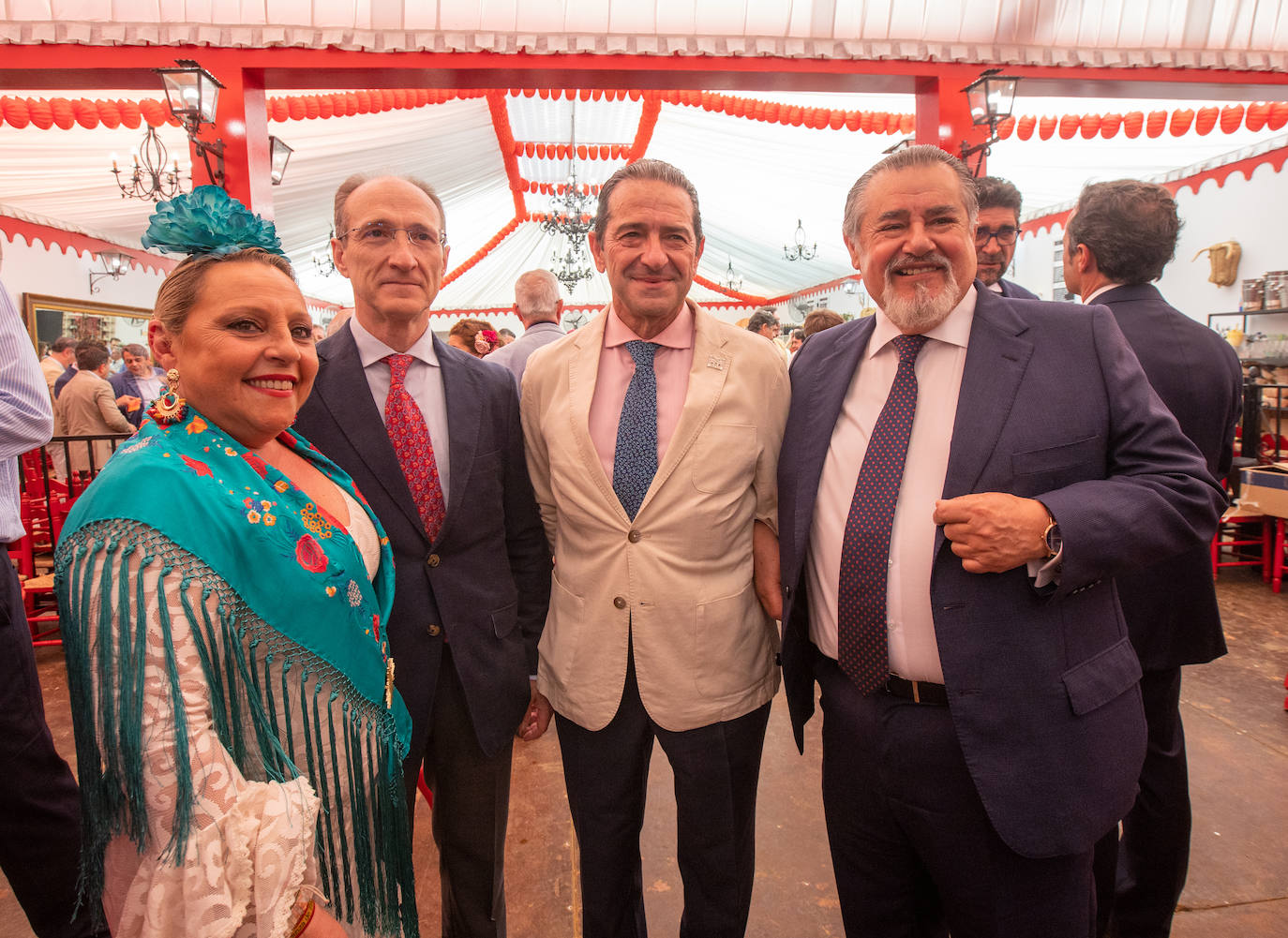Lunes de recepciones en las casetas de la Feria de Abril de Sevilla, en  imágenes