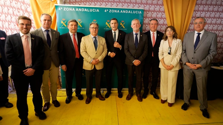 El subdelegado Francisco Toscano, el teniente general Carlos Melero, el exalcalde Juan Ignacio Zoido, el delegado Pedro Fernández, teniente general Manuel Llamas, el exalcalde Juan Espadas, la presidenta de Paradores Raquel Sánchez y el general Luis Ortega.
