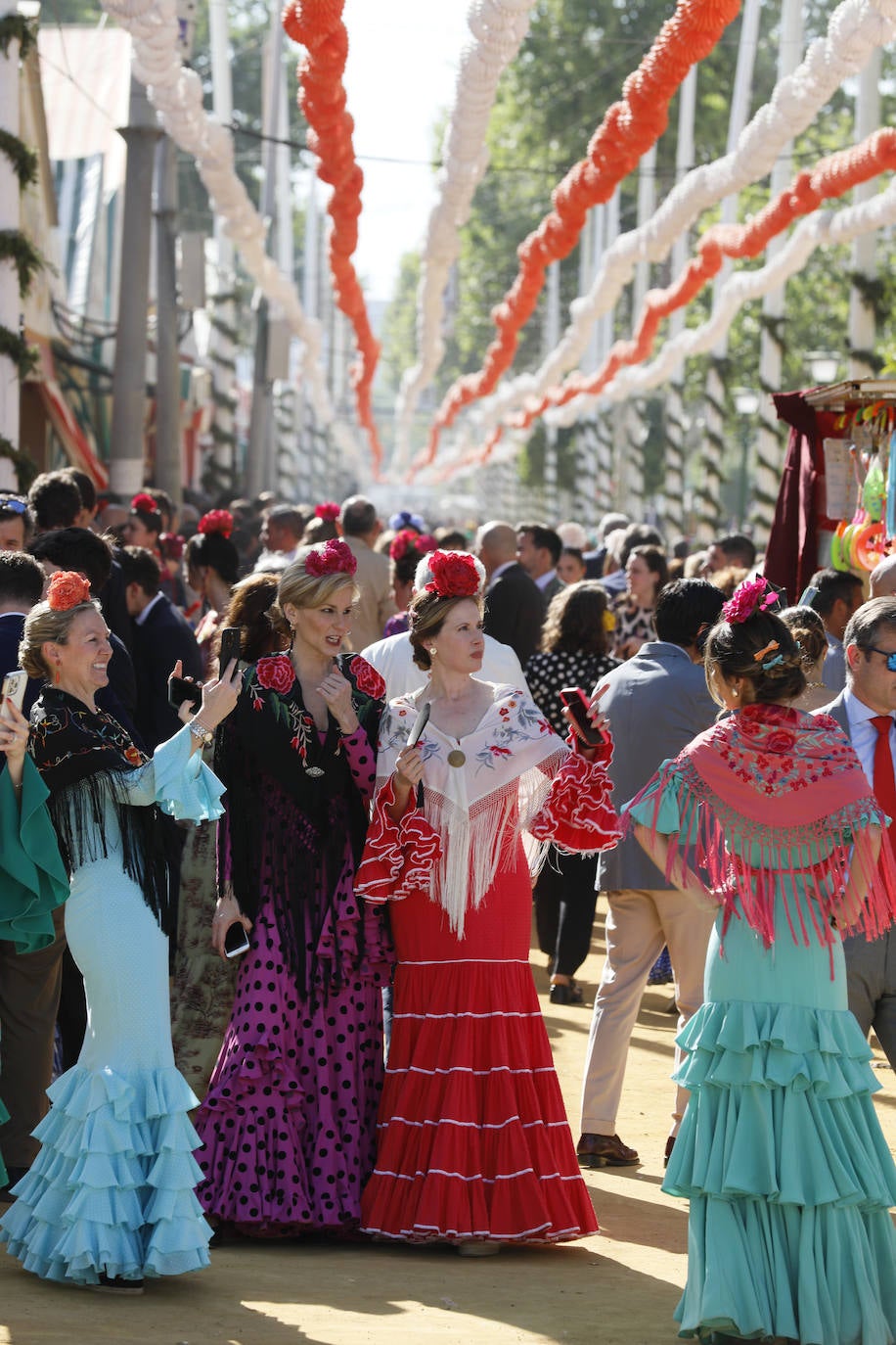 Ambiente durante el martes en la Feria de Sevilla de 2024